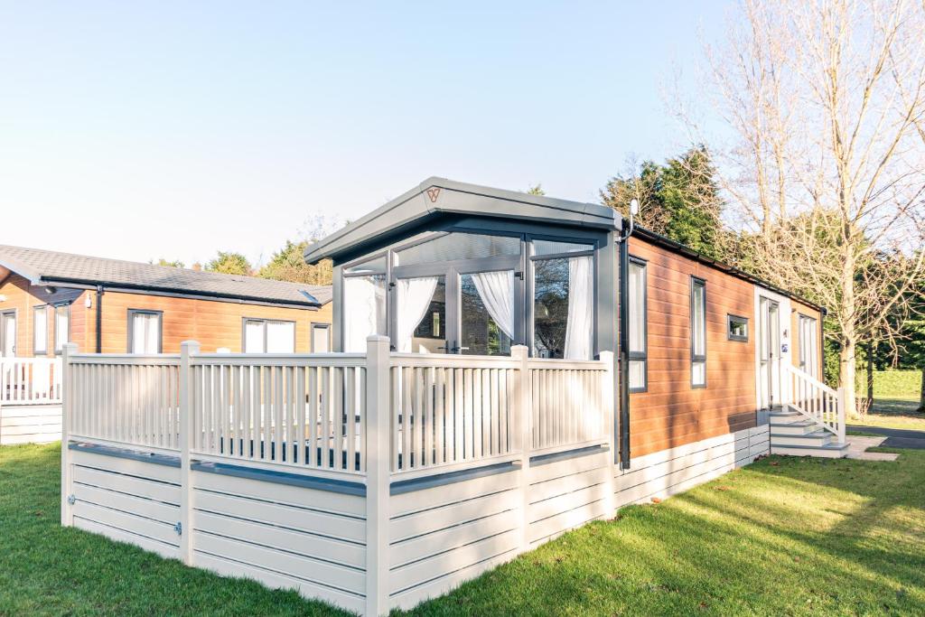 Ebor Lodge With Hot Tub Image 1