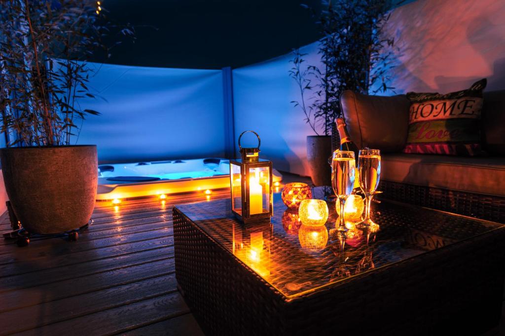 Bluebell Lodge with Hot Tub Image 1