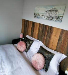 Sunrise View 2 Bed Apartment Sleeps 4 Spa Bath Image 3