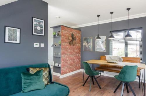 TIME IS NOW! Beautiful Apartment in York Image 1