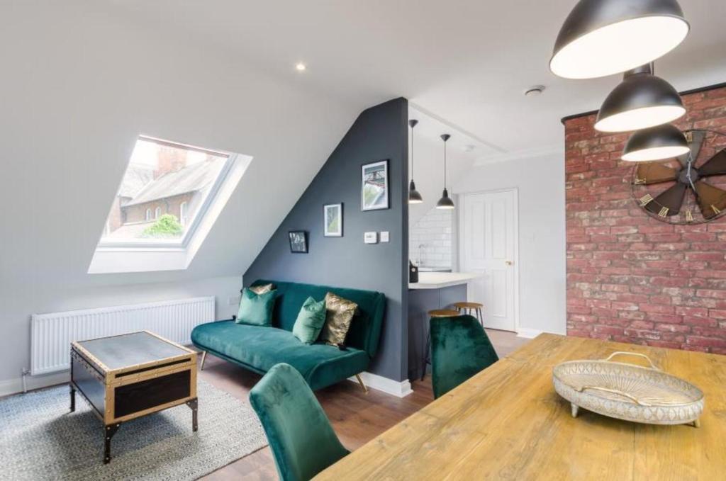 TIME IS NOW! Beautiful Apartment in York Image 3