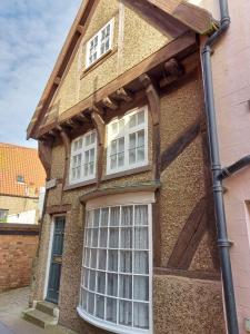 Quay Street Seaside Cottage 1460 by Historic Hotels Image 1