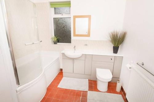 The Bungalow at Seaway's, Sleeps 11 + Image 3