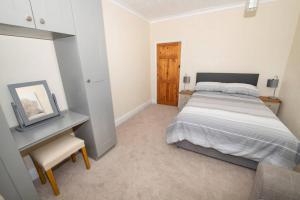The Bungalow at Seaway's, Sleeps 11 + Image 2