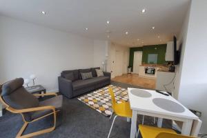 Apartment 332 Image 3