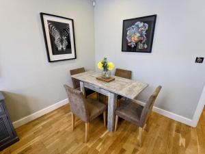 Heart of the City - Stylish Modern Apartment Image 1