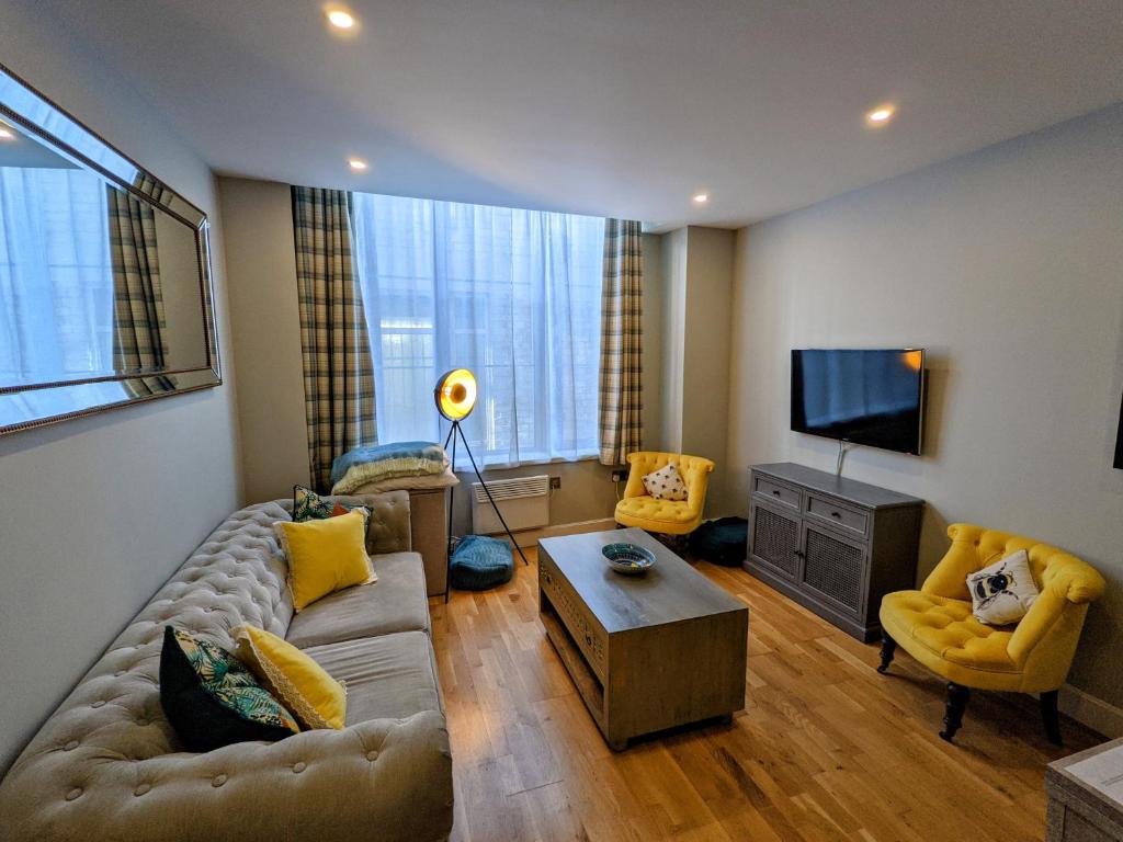 Heart of the City - Stylish Modern Apartment Image 2