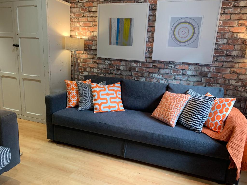 Central york apartment * gold sofa* parking sometimes available Image 6