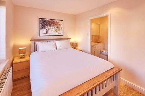 Host & Stay - Starboard Bow Image 7