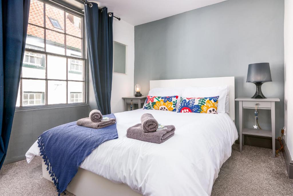 Whitby Central, 2mins Walk from Beach, Pet Friendly Image 3