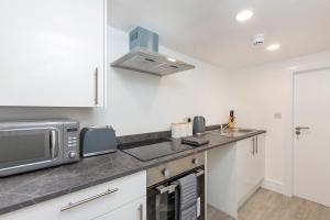 Saxon House Apartments Image 3