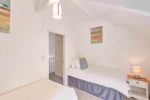 Host & Stay - Dove Grey, 25 West End Image 1