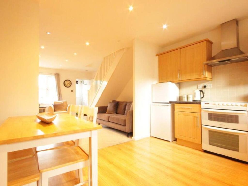 Fantastic 2-Bed House in Hull Garden Sky tv Image 2