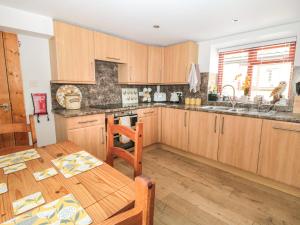 Farm Yard Cottage Image 3