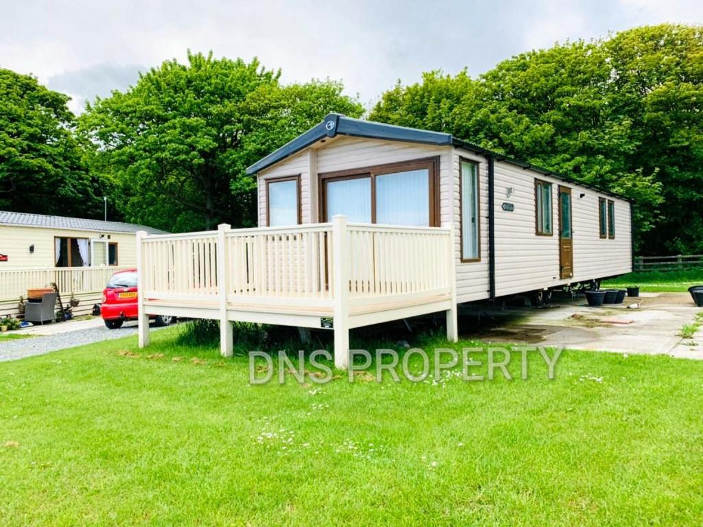 LUXURY CARAVAN 10 mins TO BEACH Image 1