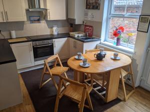 Endeavour Cottage Whitby sleeps 6 Image 1