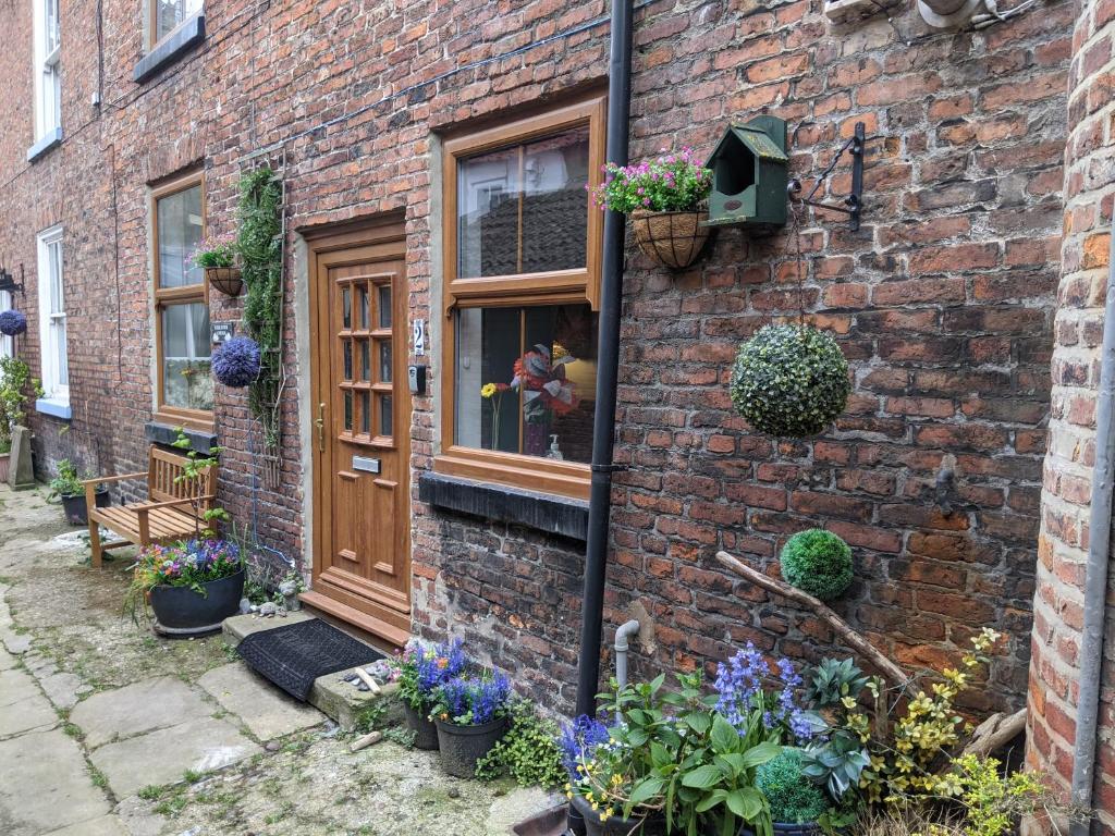 Endeavour Cottage Whitby sleeps 6 Image 2