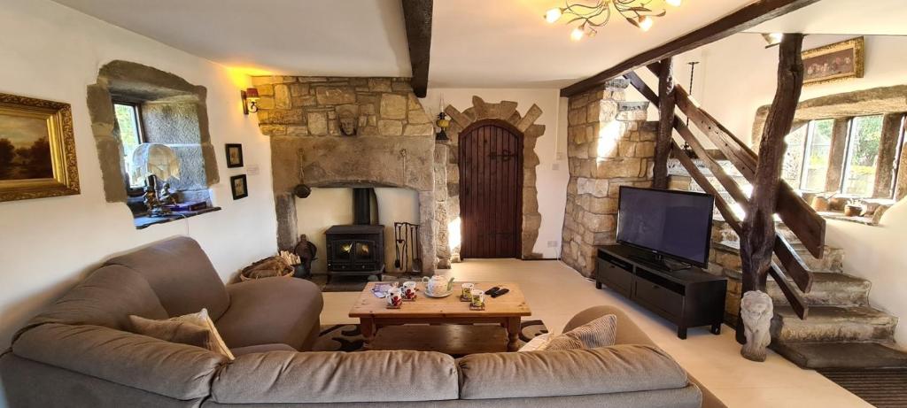 Greave farmhouse 3-Bed Cottage in Todmorden Image 2
