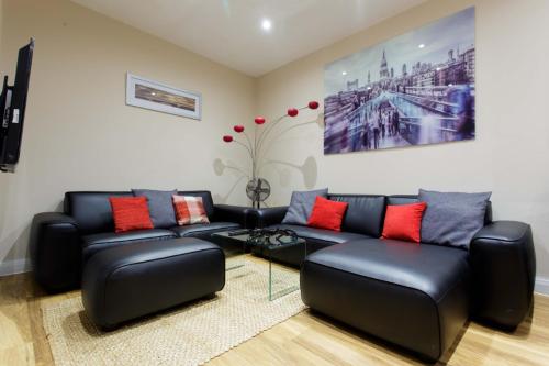 spacious apartment close to city centre with free secure parking Image 2
