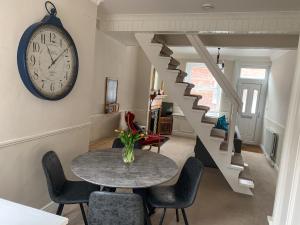 The Racecourse - Free Parking - With Our Neighbouring Homes Sleeps 6,12,18 - York Holiday Home Image 1
