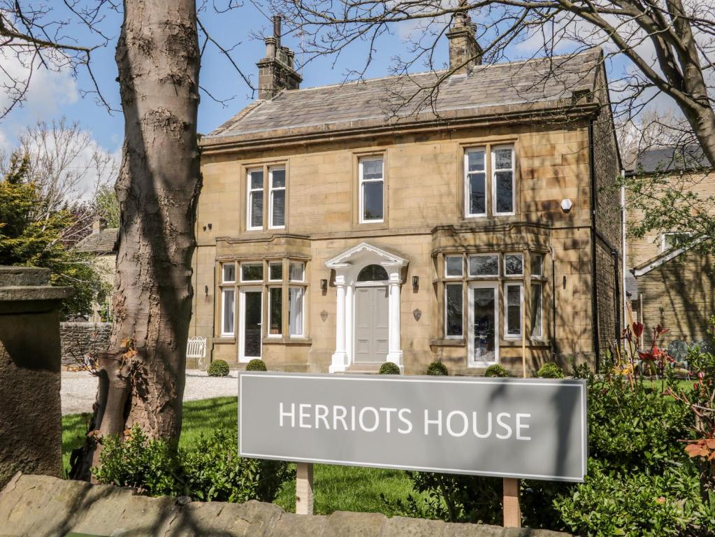 Herriots Hotel Image 1