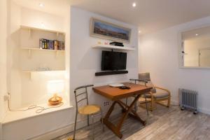 Seaside Hideaway - With parking Image 3