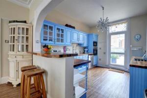 Seaside Retreat in North Bay - with parking Image 3