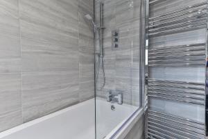 Newly Renovated 3 Bed Apartment with Parking Image 1