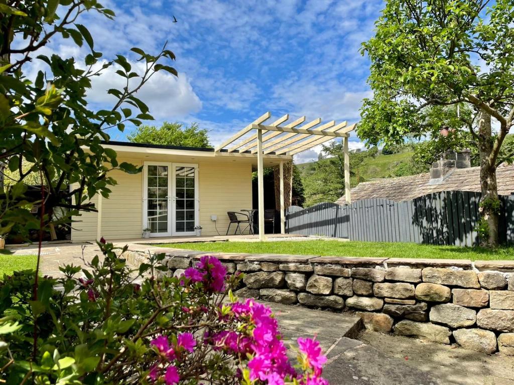 Apple tree hut, in a private garden Image 3