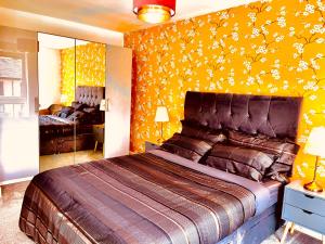 Modern townhouse, Sleeps 4 with parking Image 1