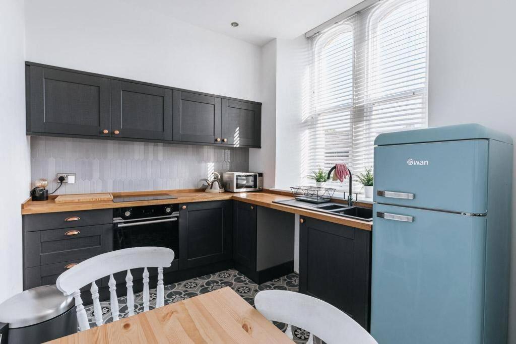 ST MARYS APARTMENT - One bedroom modern accommodation in charming market town in the Peak District, UK Image 1