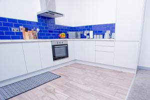 Spacious Urban City Apartment Image 2