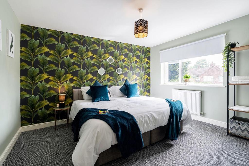 BEAUTIFUL Contractor and Family House - M18 & A1 - Private Parking & Big Garden by ComfyWorkers Image 1