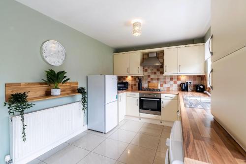 BEAUTIFUL Contractor and Family House - M18 & A1 - Private Parking & Big Garden by ComfyWorkers Image 2