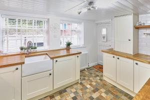 Host & Stay - Mast Cottage Image 1