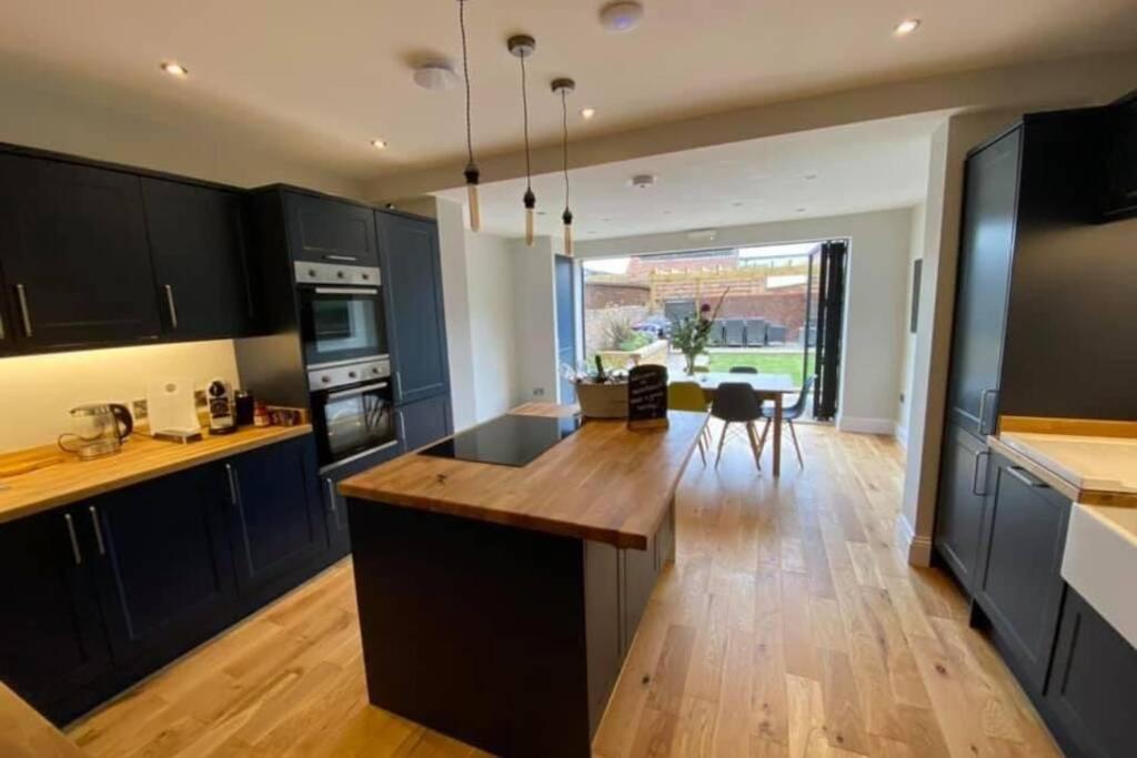 WESTREACH Filey - a 4 Bedroom, all en-suite sleep 8 Townhouse Image 1