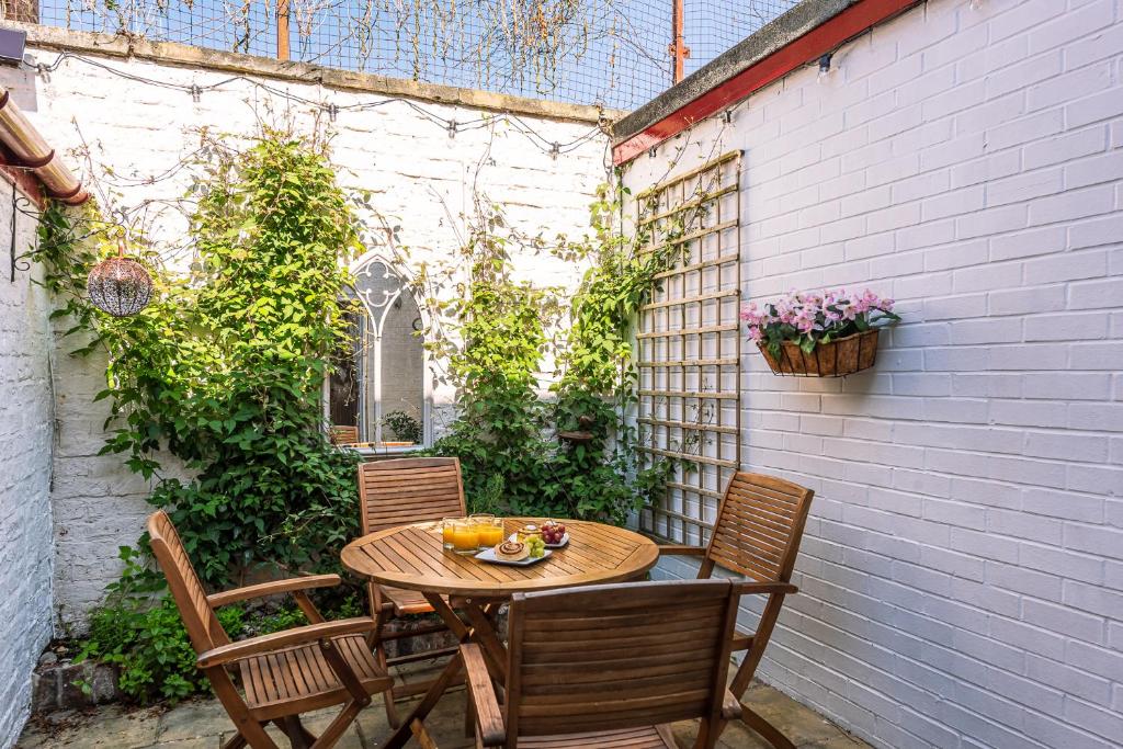 15 Brownlow Street Image 1