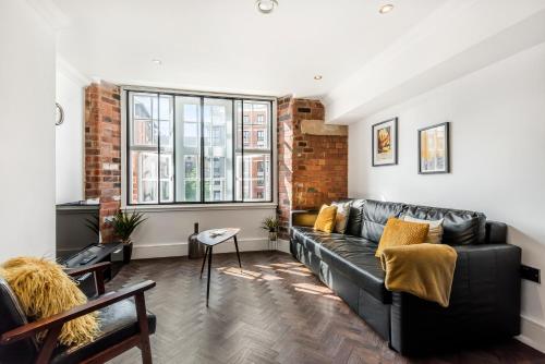 Chic one bed apartment- City Living in converted Cocoa Warehouse York PARKING Image 1