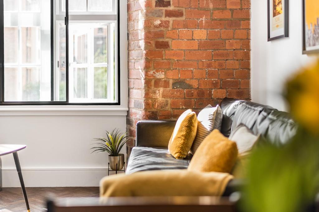 Chic one bed apartment- City Living in converted Cocoa Warehouse York PARKING Image 3