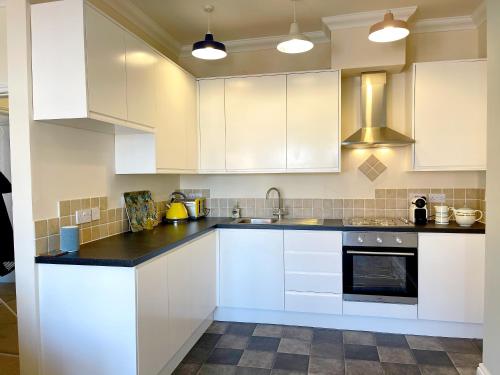 Stylish apartment with free parking, lift & views Image 2