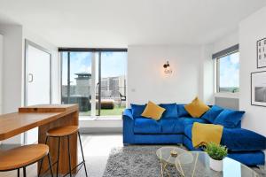 Sheffield Penthouse with Rooftop Terrace & FREE Parking Image 1