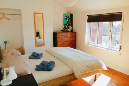 200 year old large townhouse with sea views Image 2
