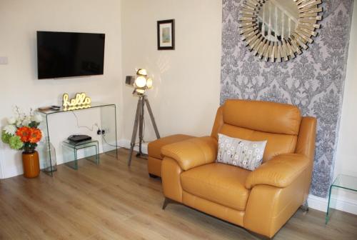 City Centre Town House with Riverside Views and Free Parking 1BAK Image 3