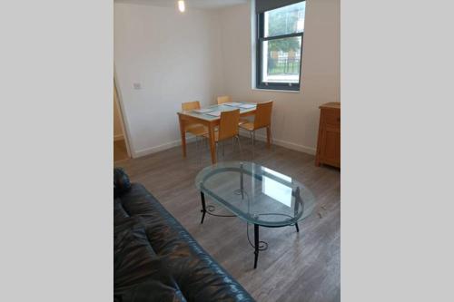 Spacious one bedroom family apartment -non smoker Image 2