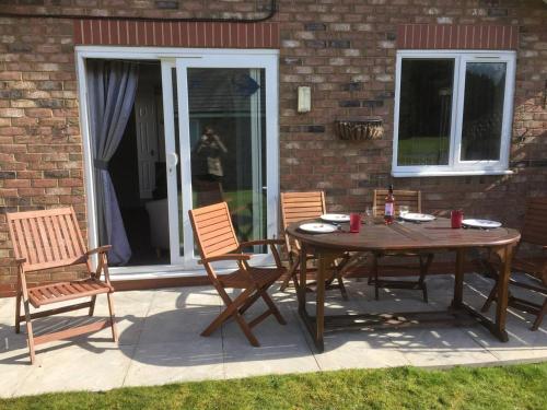 Detached 2 bed bungalow sleeps 4 near Bridlington Image 1