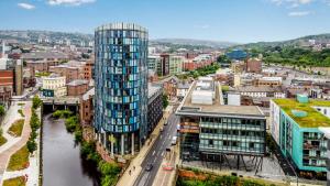 Exquisite 2-bedroom Apartment - City Centre Image 1