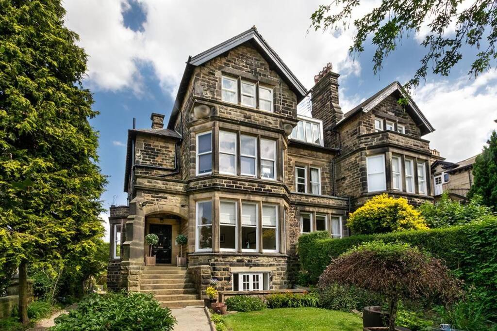 Central Harrogate townhouse apartment with parking Image 1