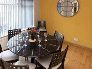 Pass the Keys Amazing 4 bedroom property- Hot tub & Sea Views Image 3