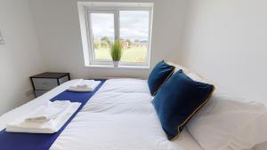 Flexley House 4 Dbl Beds Workstays UK Image 1