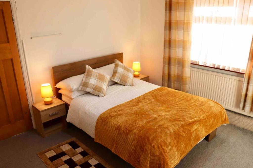 Cheerful 2 bedroom residential home - Free parking Image 1